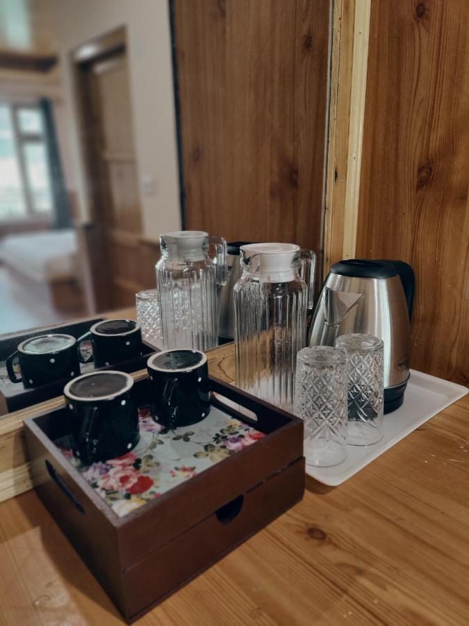 The Woodpecker Inn & Cafe, Jibhi Exteriér fotografie