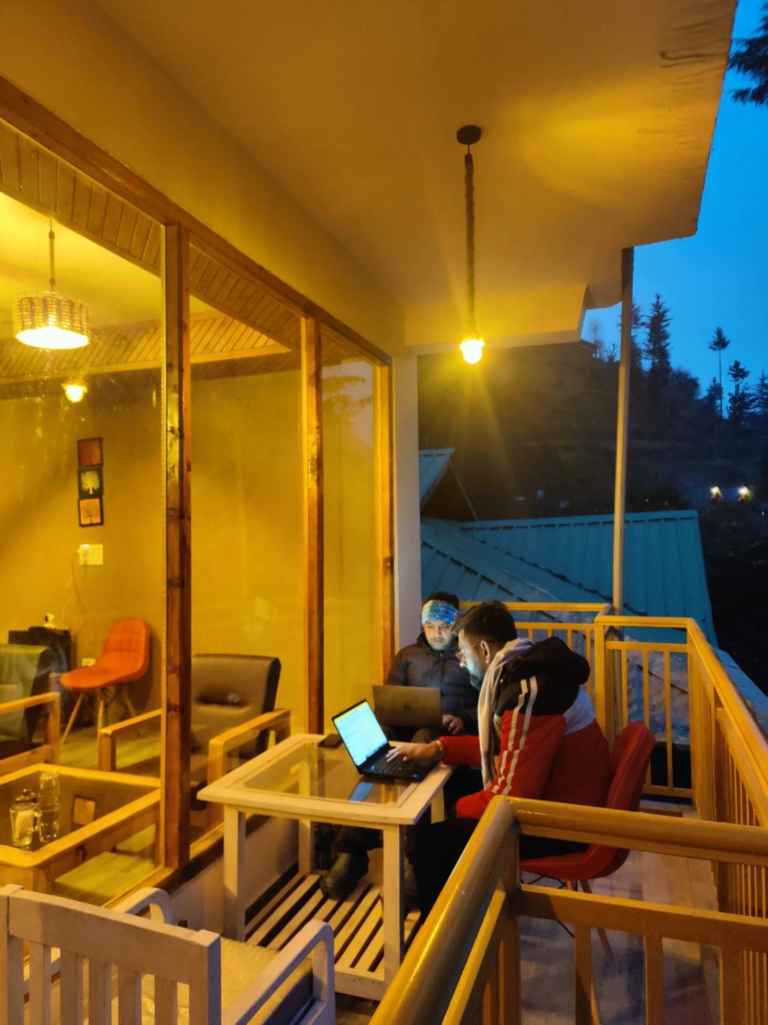 The Woodpecker Inn & Cafe, Jibhi Exteriér fotografie