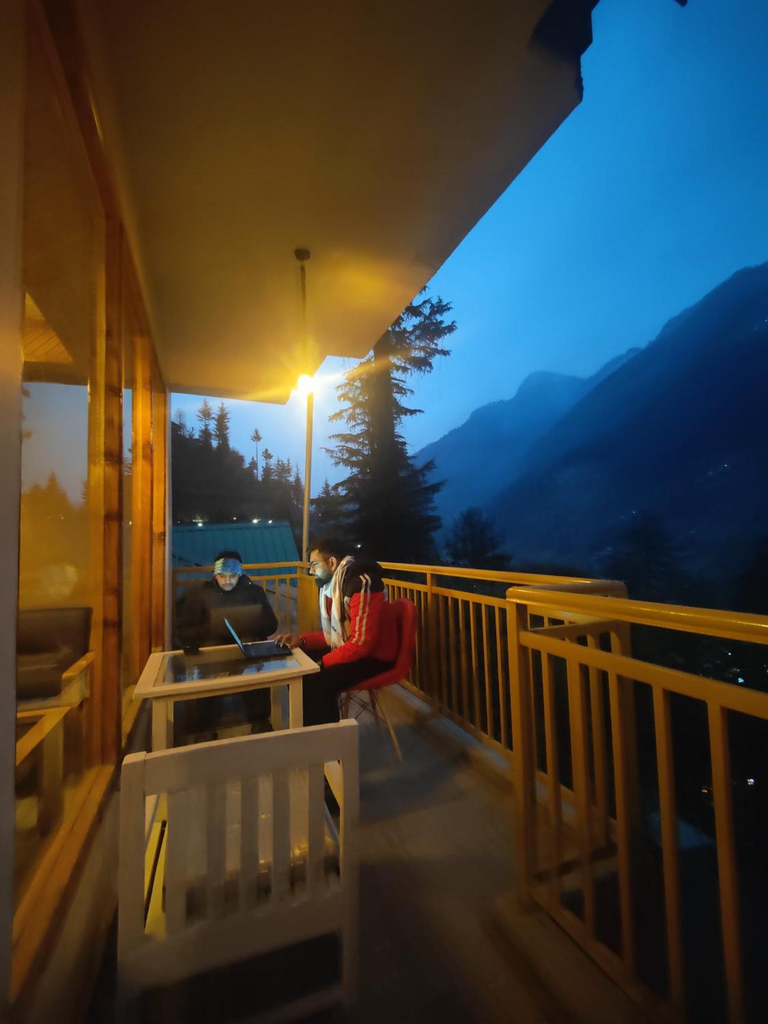 The Woodpecker Inn & Cafe, Jibhi Exteriér fotografie